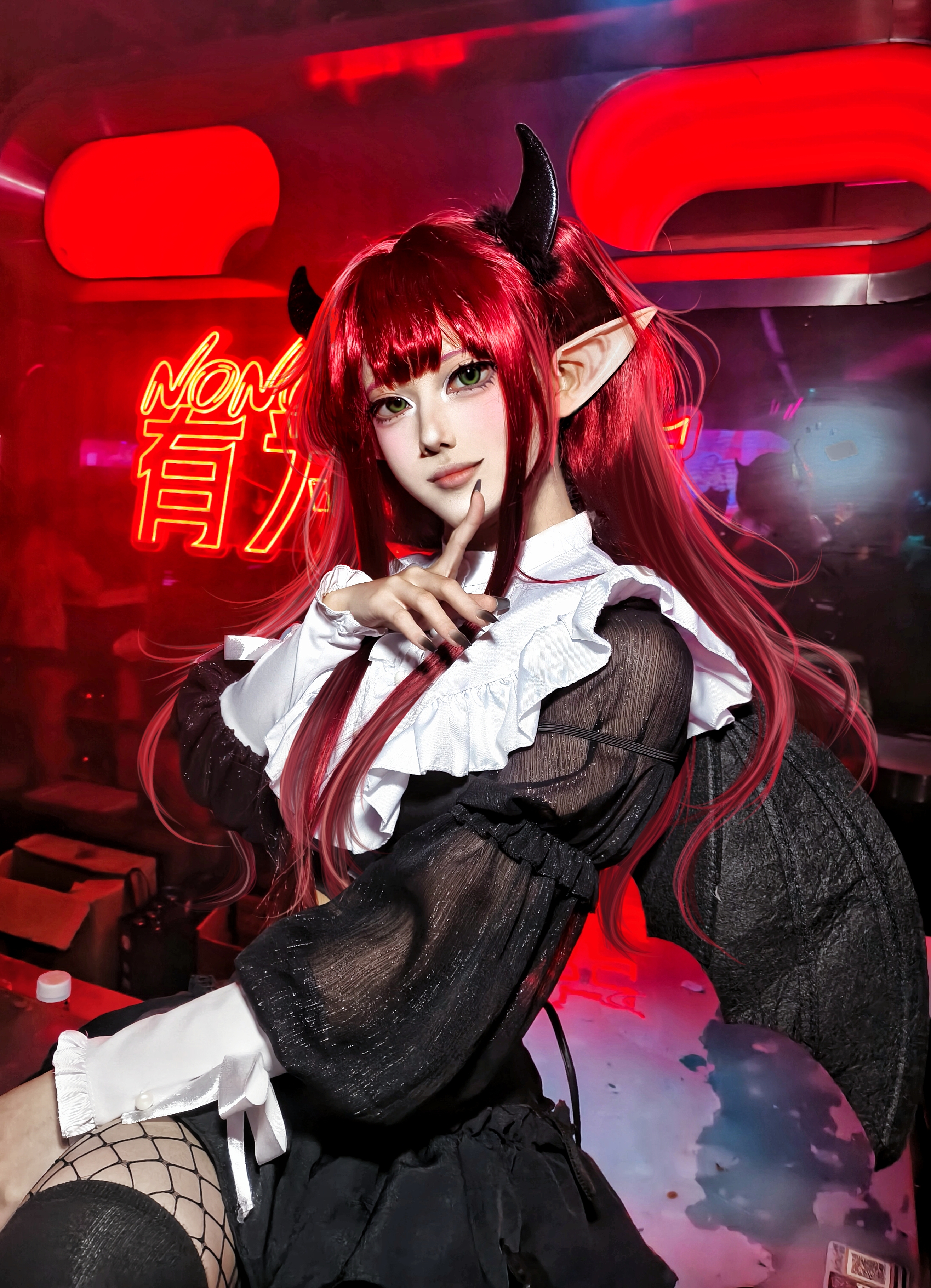 合辑封面，红发角魔娘 COS 与红霓虹场景