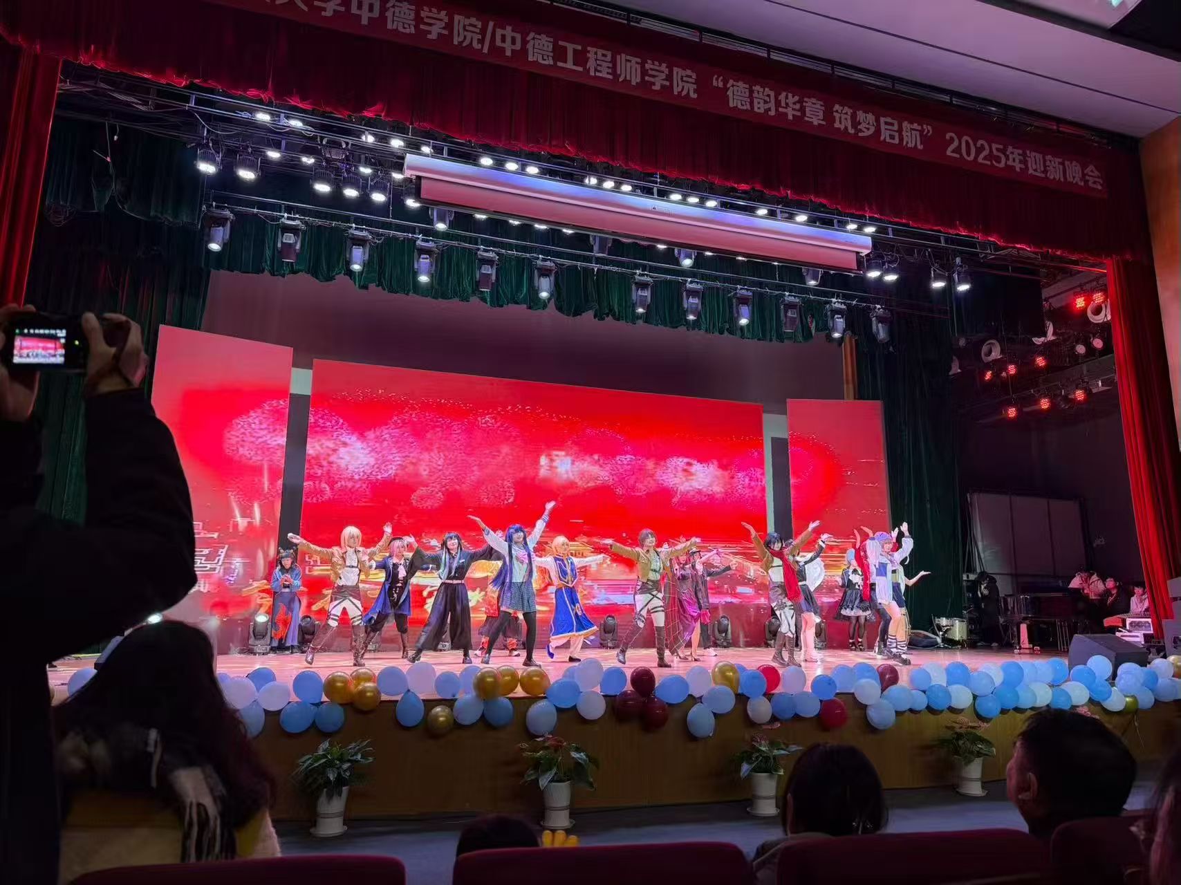 中德学院迎新晚会现场合影 完整画面