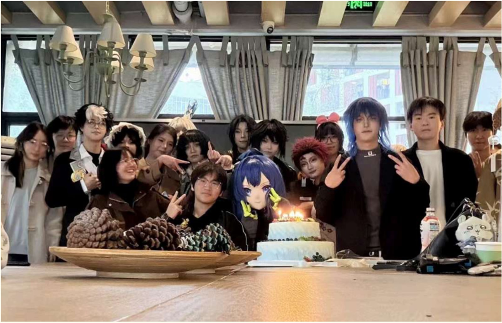 社员围桌庆祝的日常聚会合影